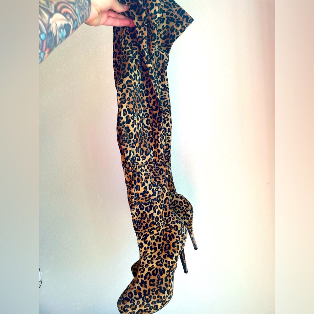 Cheetah knee/above knee boot heel